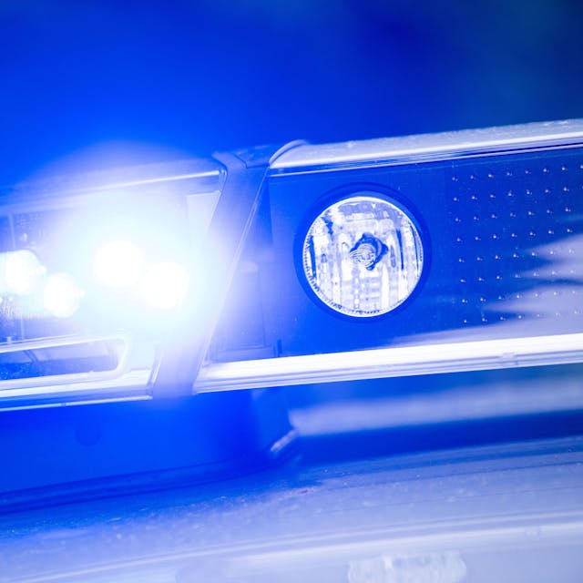 Ein Blaulicht leuchtet an einer Polizeistreife. (Symbolbild)