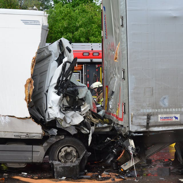 Das Bild zeigten ein zertrümmertes Führerhaus eines Lastwagens.