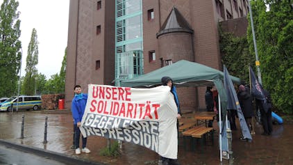 Freunde der bei angeklagten Baggerbesetzer demonstrierten am Freitag vor dem Kerpener Amtsgericht.