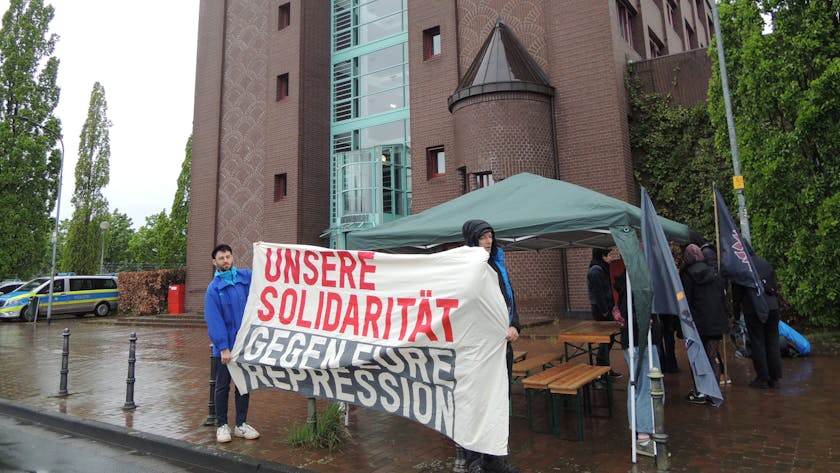 Freunde der bei angeklagten Baggerbesetzer demonstrierten am Freitag vor dem Kerpener Amtsgericht.