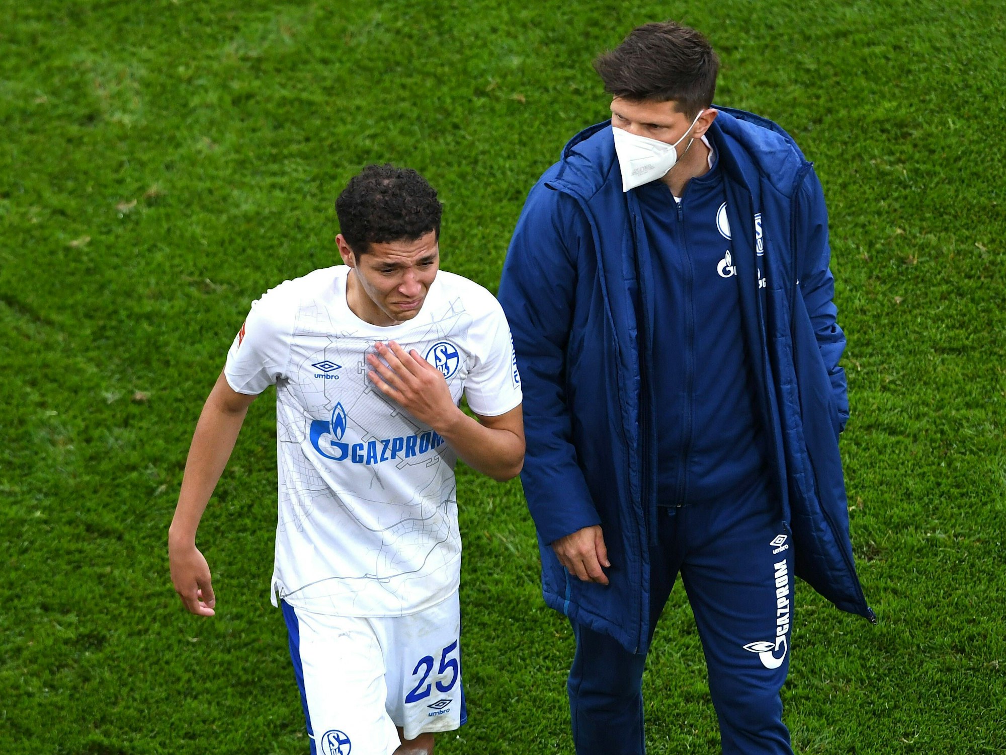 Amine Harit (Schalke) weint, Klaas-Jan Huntelaar (Schalke) geht neben ihm.