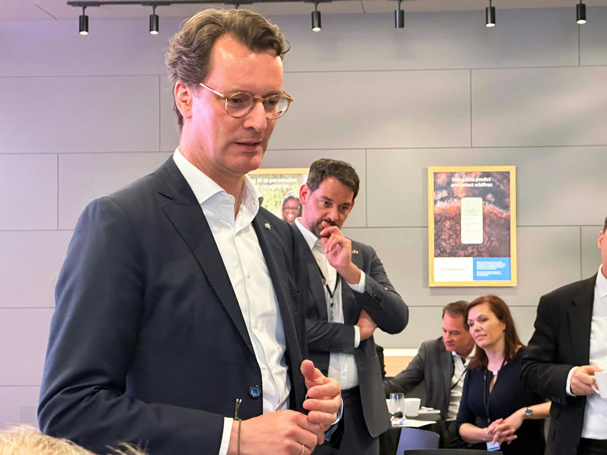 Palo Alto: Hendrik Wüst (CDU), Ministerpräsident von Nordrhein-Westfalen, spricht bei seinem Besuch bei Google zu Vertretern des Unternehmens.