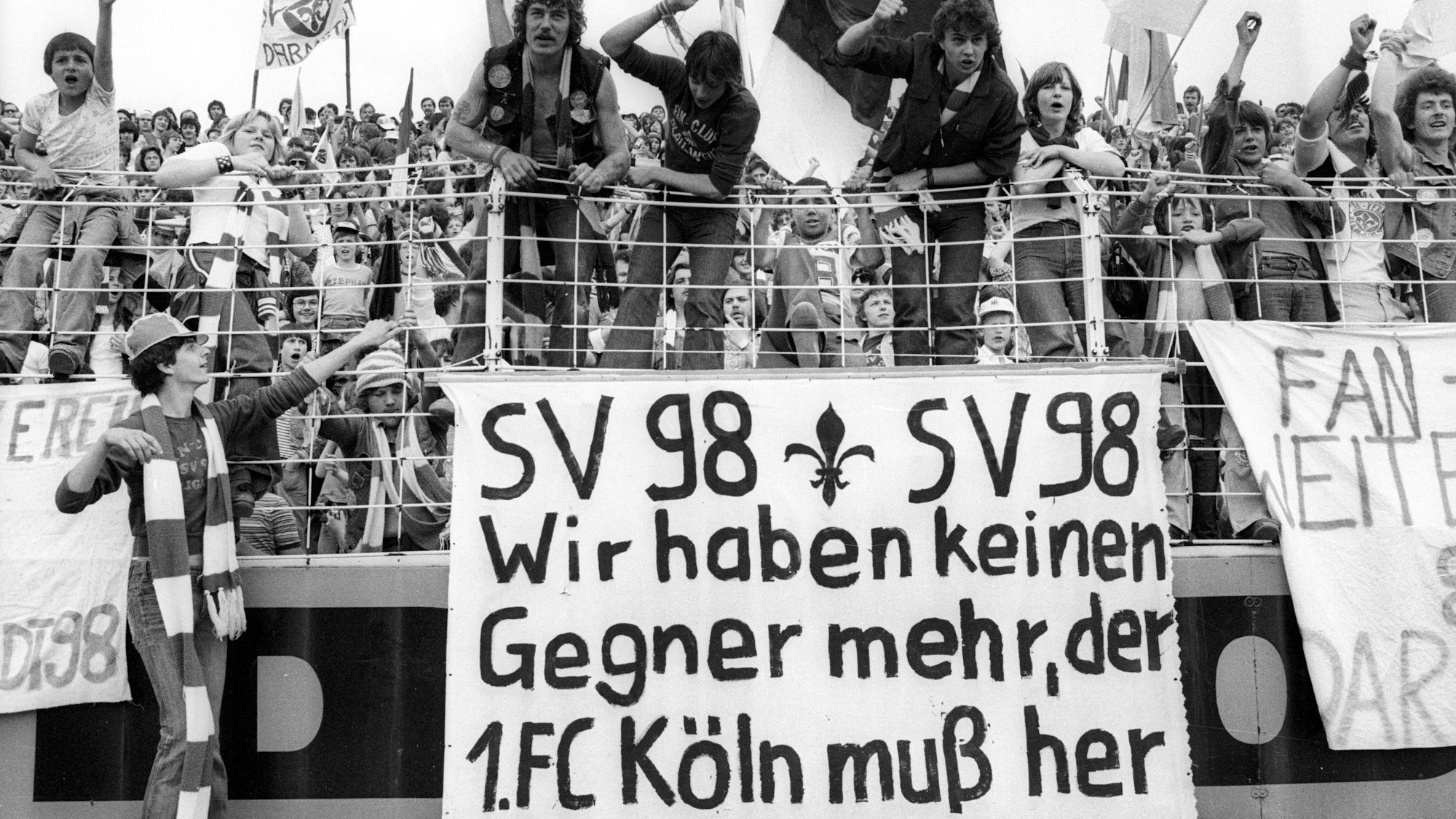 Fans von Darmstadt 98 freuen sich über den Aufstieg in die Bundesliga 1978. Im gleichen Jahr gewann der FC das Double und galt als Maß aller Dinge in Deutschland.