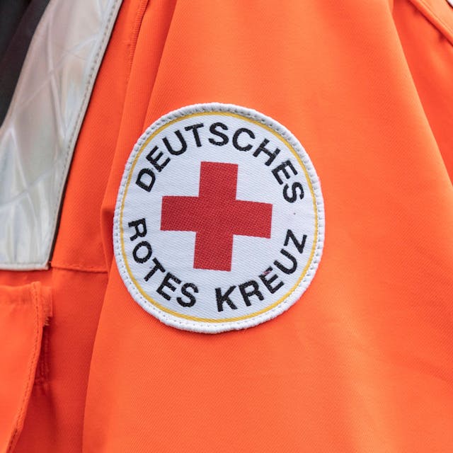 Ärmel mit Aufnäher des Deutschen Roten Kreuzes DRK an einer Einsatzjacke.