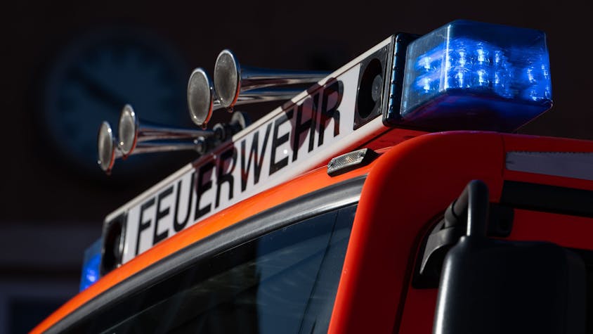 Blaulicht ist auf einem Einsatzfahrzeug der Feuerwehr zu sehen. (Symbolbild)
