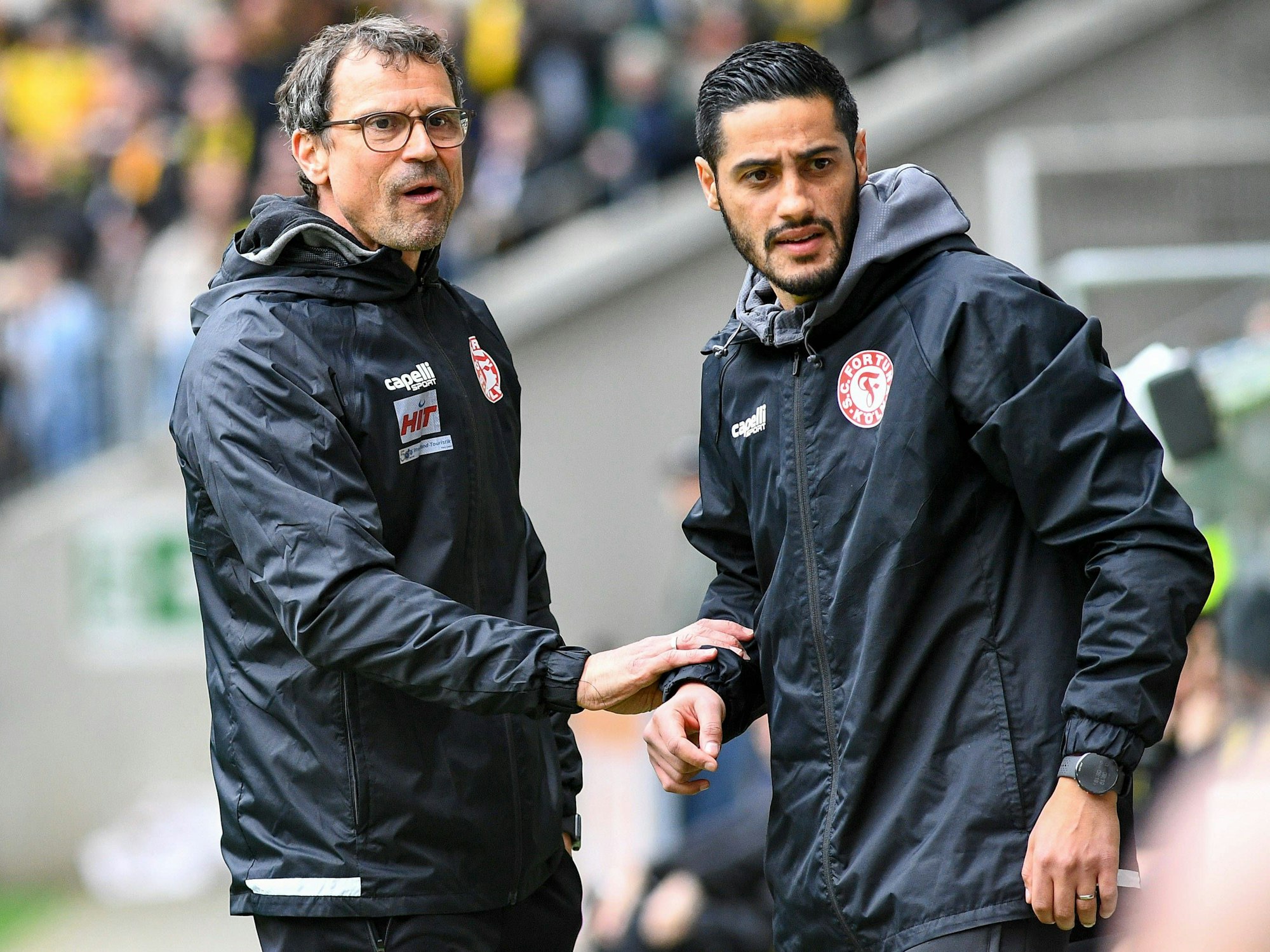 Trainer Matthias Mink und sein Co-Trainer Hamdi Dahmani diskutieren