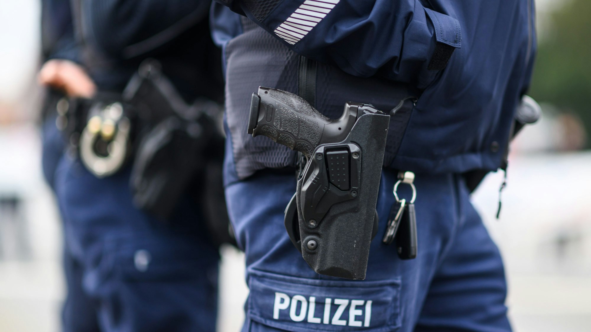 Das Bild zeigt zwei Polizisten mit Waffen.