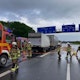 Auf der A4 hat es einen tödlichen Unfall gegeben. Feuerwehrleute räumen die Fahrbahn frei.