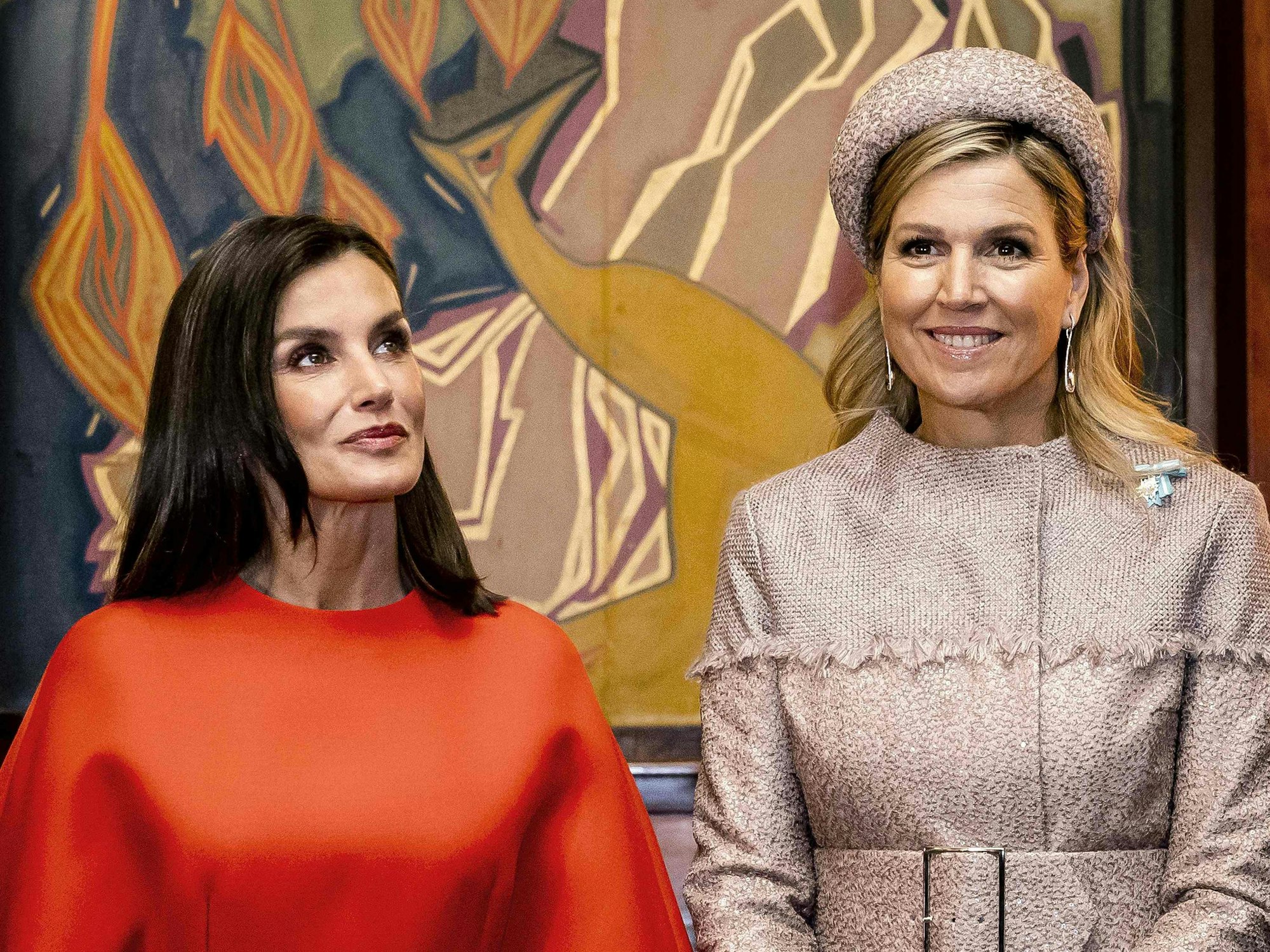 Königin Letizia (l) und Königin Maxima stehen am Rande des Staatsbesuchs in den Niederlanden zusammen im Königlichen Theater Tuschinski.