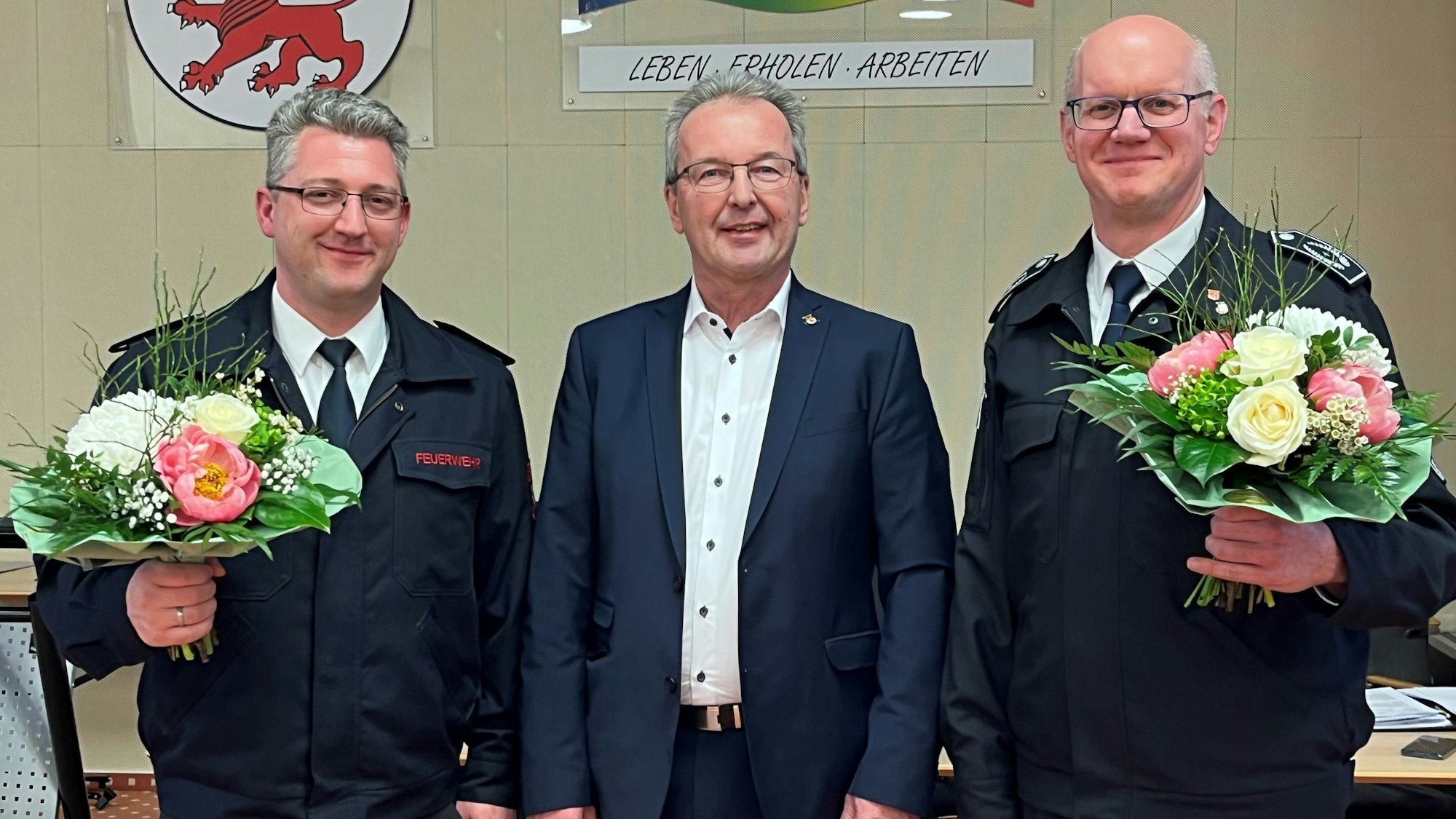 Gruppenbild aus der Ratssitzung: Dennis Doepp, links, folgt zum 1. Juni zunächst kommissarisch als stellvertretender Feuerwehrchef auf André Hombach, rechts. Bürgermeister Rüdiger Gennies übergab beiden ihre Urkunden.