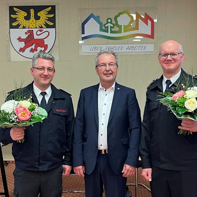Gruppenbild aus der Ratssitzung: Dennis Doepp, links, folgt zum 1. Juni zunächst kommissarisch als stellvertretender Feuerwehrchef auf André Hombach, rechts. Bürgermeister Rüdiger Gennies übergab beiden ihre Urkunden.