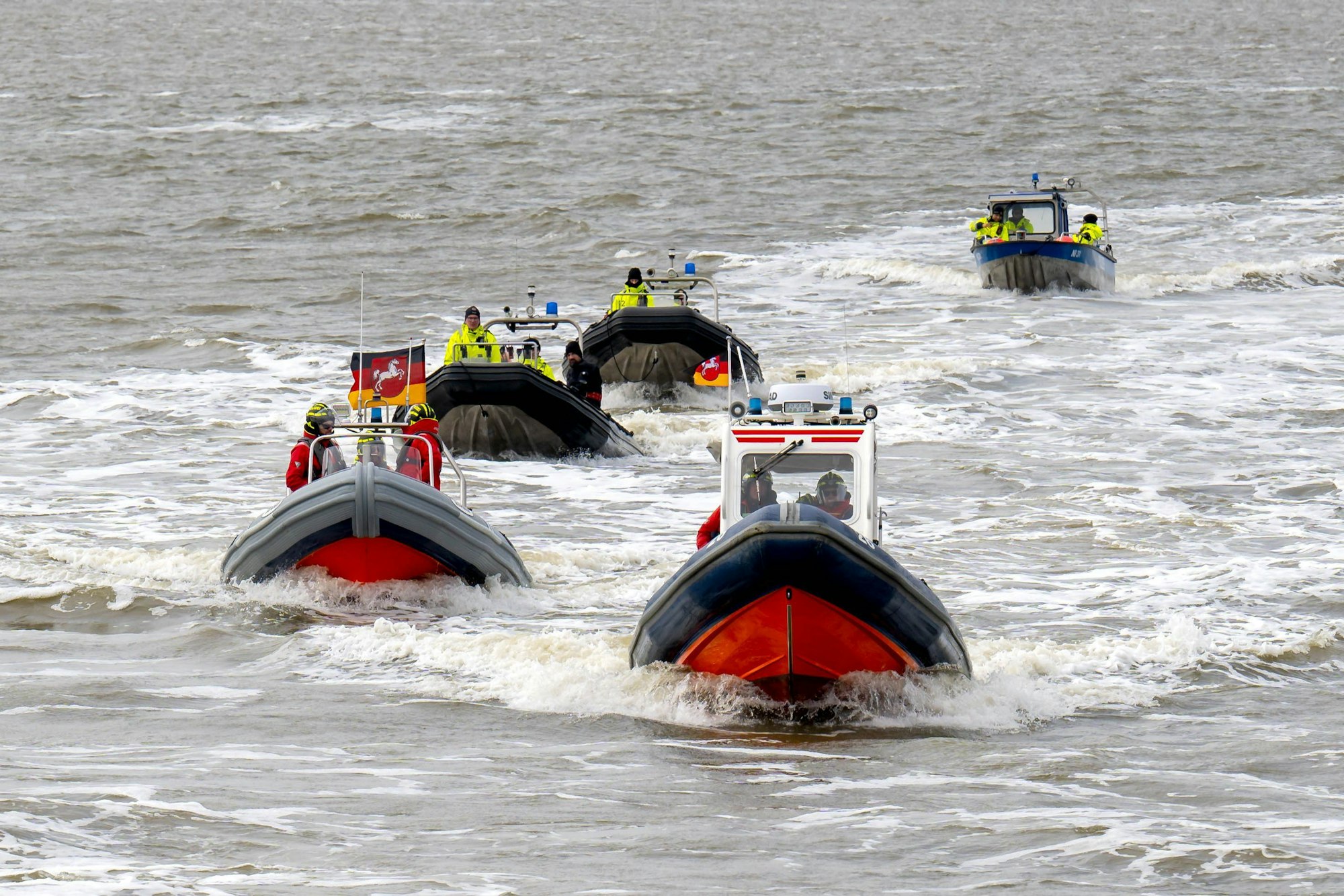 Zahlreiche Boote der Wasserschutzpolizei begleiten die Fähre nach Norderney.