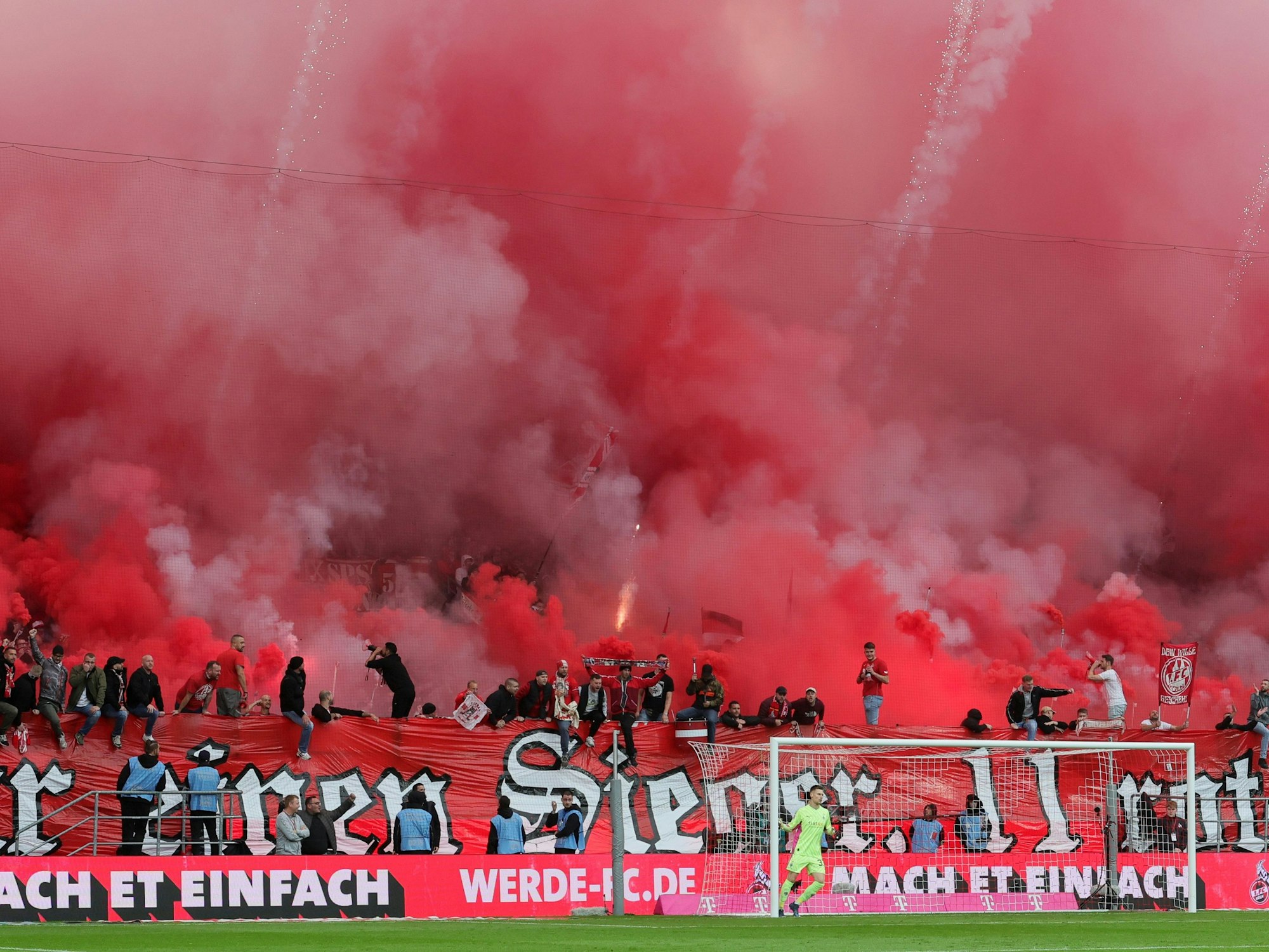 Fans des 1. FC Köln zünden Pyrotechnik.