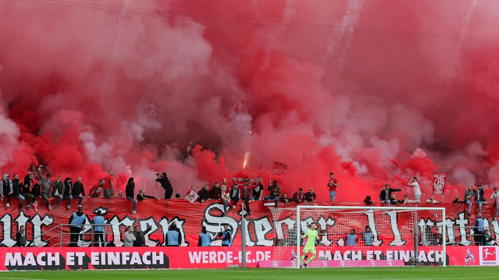 Fans des 1. FC Köln zünden im Derby gegen Gladbach am 22. Oktober 2023 Pyrotechnik.








