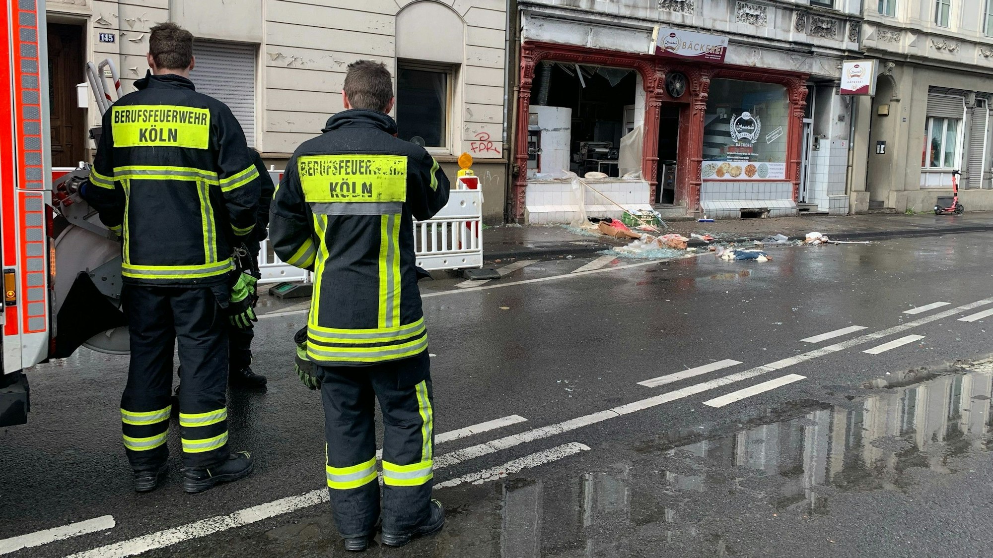 Bei der Verpuffung in einem Keller auf der Bergisch-Gladbacher Straße in Köln-Mülheim wurde auch eine Bäckerei zerstört.