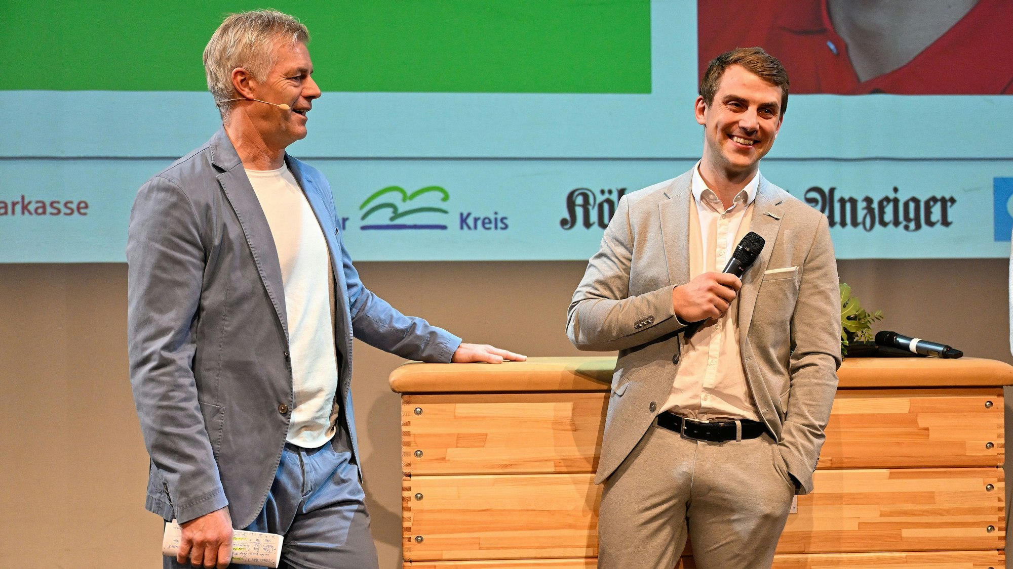 Justin van Gerven im Gespräch mit Moderator Tom Bartels (rechts).