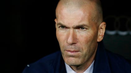 Zinedine Zidane, damals Trainer von Real Madrid, wartet auf den Beginn des Spiels. Der Franzose soll Trainer des FC Bayern München werden.