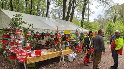 Verkaufsstand für Maibäume und Maiherzen im Wald. Rechts mit Jochen Haas.