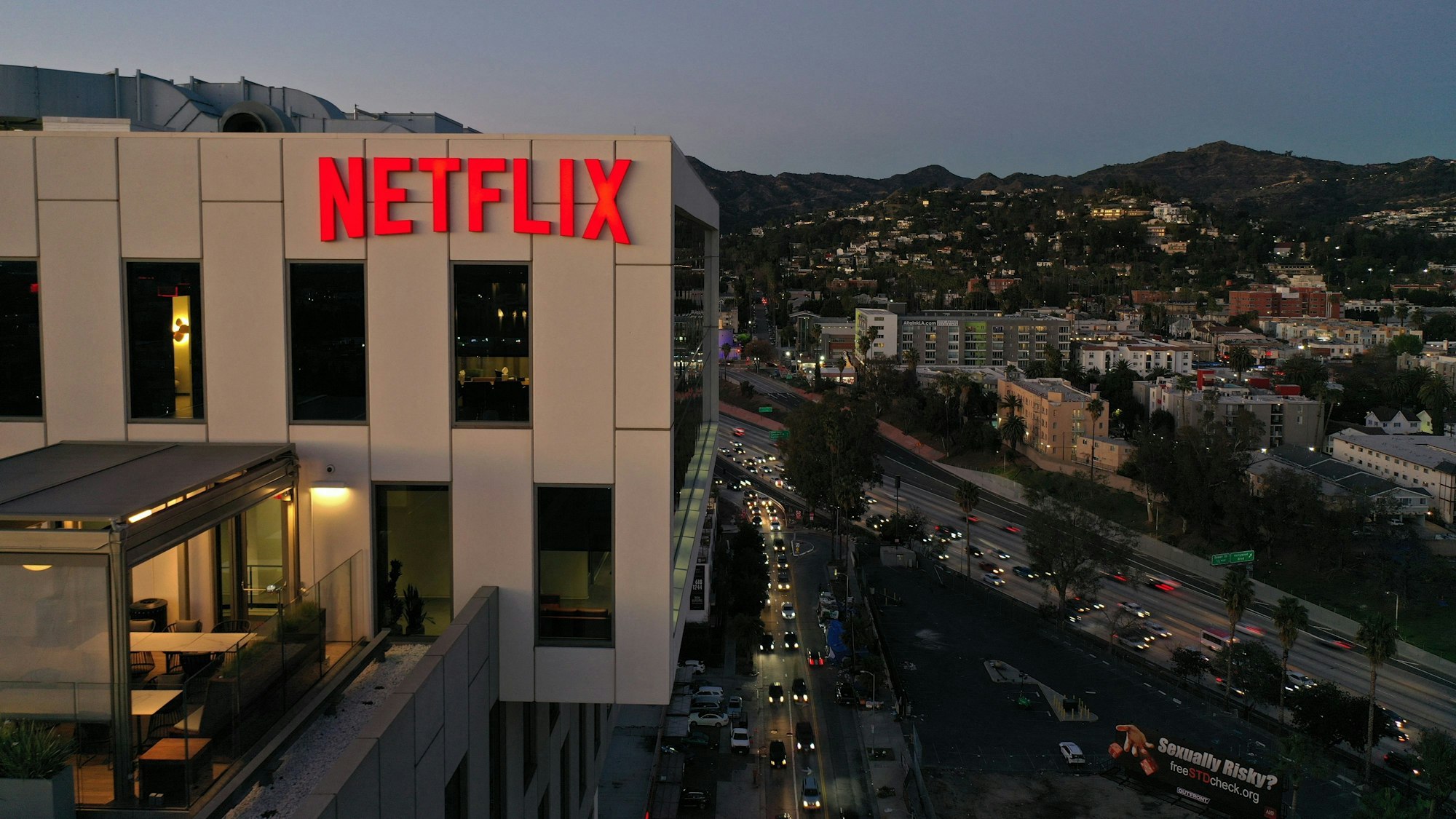 Ein Bürogebäude in Hollywood, auf der hellen Fassade prangt in roten Buchstaben „Netflix“.