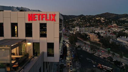 Ein Bürogebäude in Hollywood, auf der hellen Fassade prangt in roten Buchstaben „Netflix“.