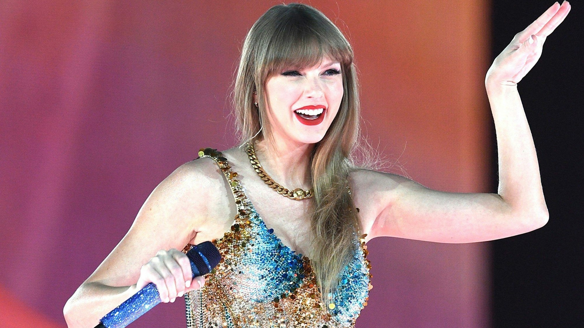 Taylor Swift steht auf der Bühne.