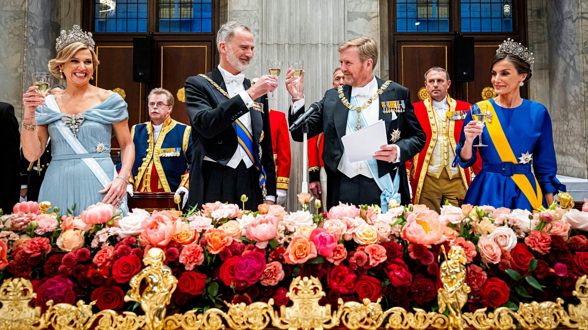 Königin Letizia (r-l), König Willem-Alexander, König Felipe VI. und Königin Maxima stoßen während des Staatsbanketts im Königlichen Palast an.