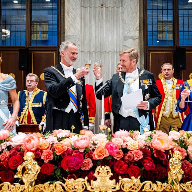 Königin Letizia (r-l), König Willem-Alexander, König Felipe VI. und Königin Maxima stoßen während des Staatsbanketts im Königlichen Palast an.