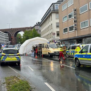 Ein Großaufgebot von Polizei, Feuerwehr und Helfen steht nahe eines Wuppertaler Gymnasiums, nachdem es Hinweise auf eine „verdächtige Person“ gab.