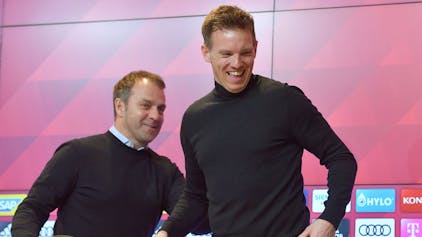 Die Trainer Hansi Flick und Julian Nagelsmann lachen gemeinsam