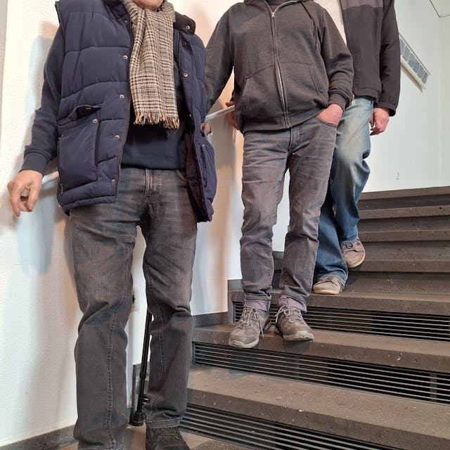 Ausstellung „Treppen, Leitern und Co.“ in der Christuskirche Wiesdorf mit (v.l. im Bild) Friedel Engstenberg, Jürgen Dehniger, Peter Kaczmarek.