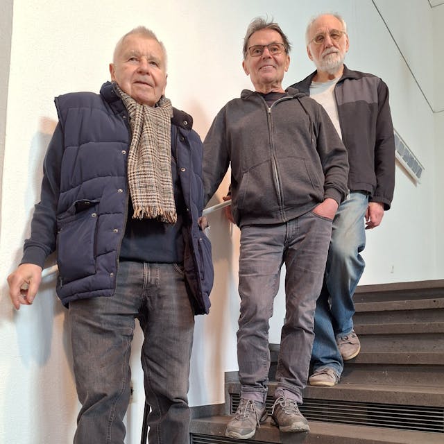 Ausstellung „Treppen, Leitern und Co.“ in der Christuskirche Wiesdorf mit (v.l. im Bild) Friedel Engstenberg, Jürgen Dehniger, Peter Kaczmarek.