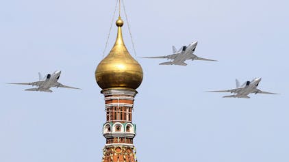 Drei Tupolew Tu-22M3-Überschallbomber fliegen am „Tag der Verteidiger des Vaterlandes“ über den Roten Platz. Am 7. Mai gedenkt Russland jährlich dem Sieg über Nazi-Deutschland. (Archivbild)