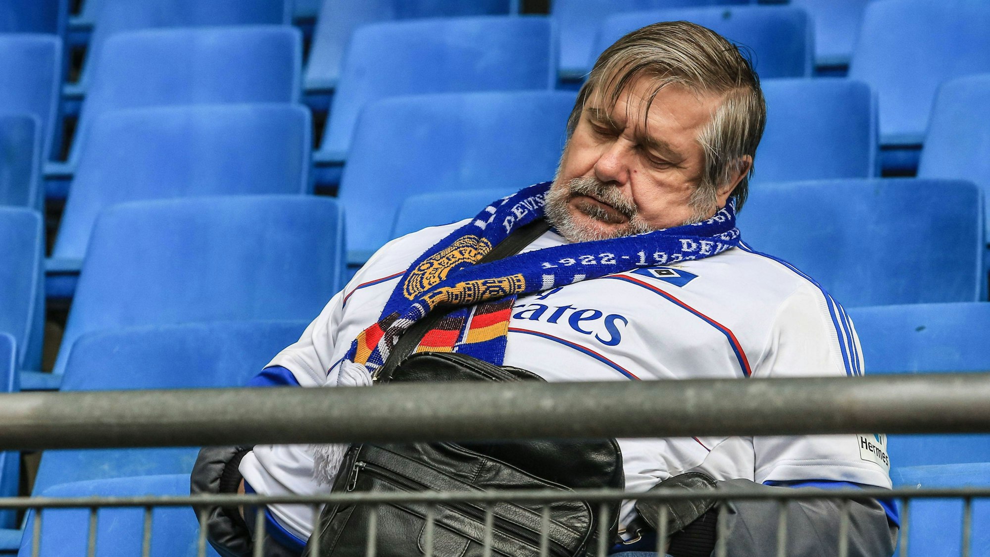 So einen ruhigen Schlaf wie von diesem HSV Fan beim Heimspiel gegen Köln im Februar 2016, wünschen sich wohl die meisten FC-Fans heute.
