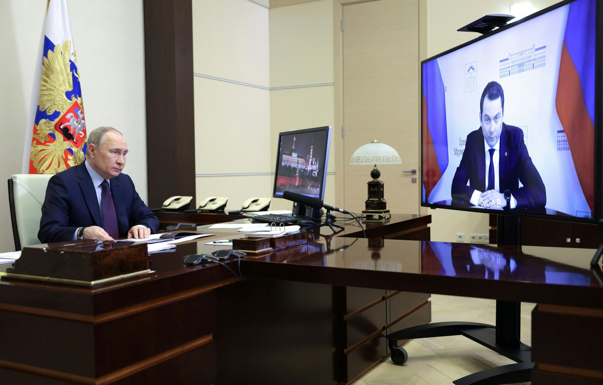 Der russische Präsident Wladimir Putin nimmt am 19. April an einer Videokonferenz mit dem Gouverneur der Region Murmansk, Andrej Tschibis, in der staatlichen Residenz Nowo-Ogarewo außerhalb von Moskau teil.