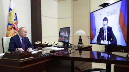 Der russische Präsident Wladimir Putin nimmt am 19. April an einer Videokonferenz mit dem Gouverneur der Region Murmansk, Andrej Tschibis, in der staatlichen Residenz Nowo-Ogarewo außerhalb von Moskau teil.