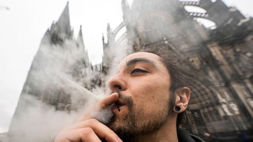 Ein Mann raucht vor dem Kölner Dom einen Joint.&nbsp;