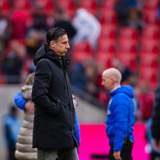 Kölns Sportdirektor Christian Keller muss nach der Partie gegen Darmstadt tief durchatmen.