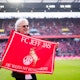 Der Kölner Musiker Wolfgang Niedecken hält vor der Partie eine Fahne des 1. FC Köln in den Händen.