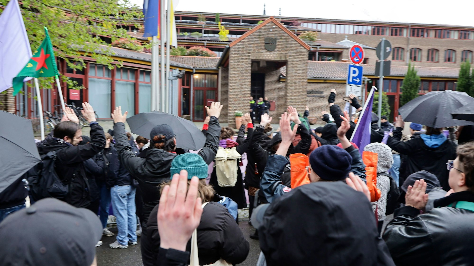 Protest am Kölner Maternushaus: Eine Menschenmenge stellt sich gegen die Tagung von „Pro Life“-Anhängern, bei der auch der Kölner Kardinal Woelki spricht.