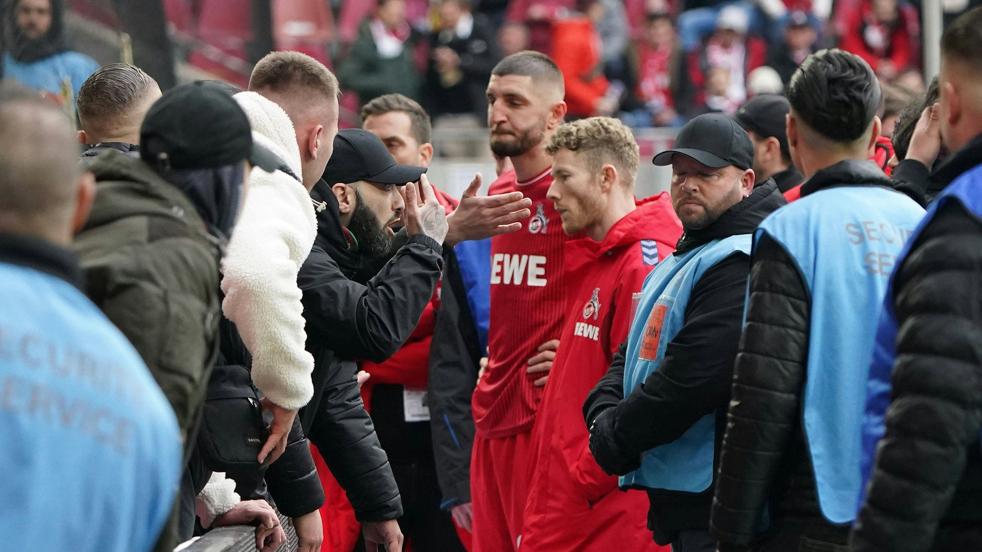 Die FC-Profis Jeff Chabot und Kapitän Florian Kainz suchen mit einigen FC-Fans den Dialog nach der Niederlage.