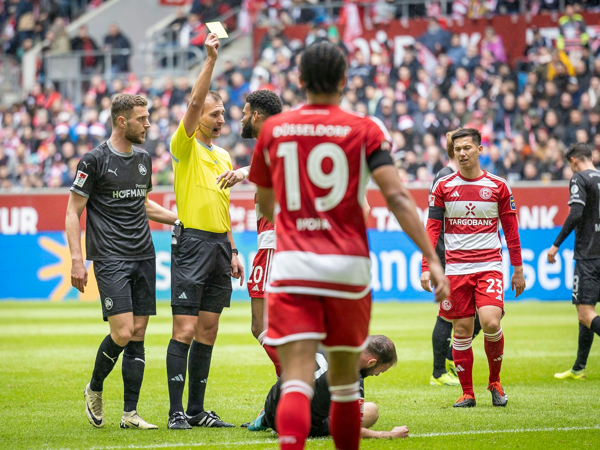 Schiedsrichter Florian Heft zeigt Fortuna Düsseldorfs Jamil Siebert im Spiel gegen Greuther Fürth die Gelbe Karte.