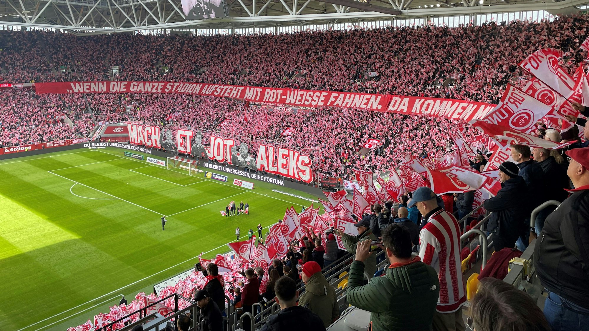 Die Fans von Fortuna Düsseldorf verabschieden beim Spiel gegen Greuther Fürth den langjährigen Mannschaftsbetreuer Aleksandar Spengler mit einer Choreo und 30.000 Fahnen.
