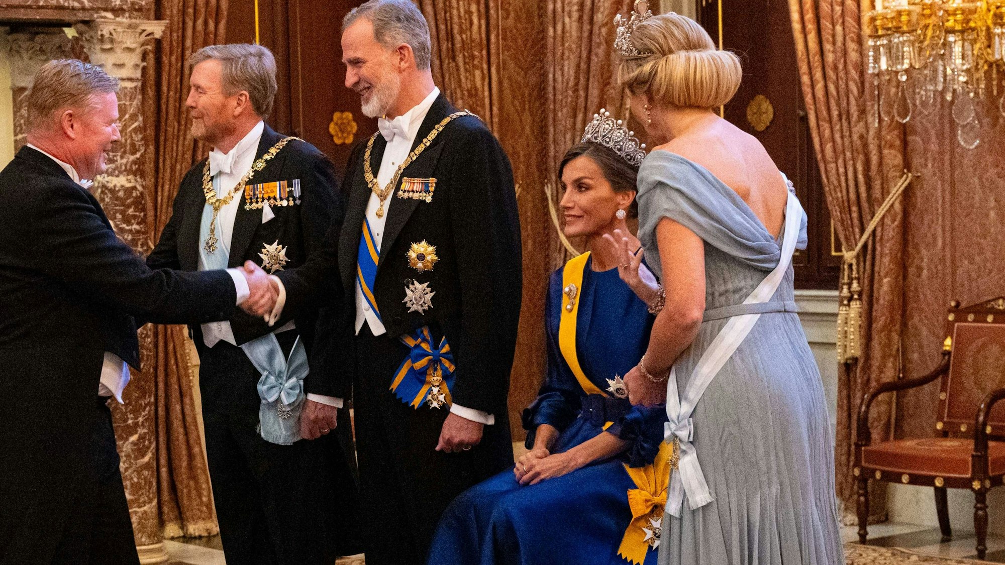 Königin Letizia (m), König Willem-Alexander (l), König Felipe VI (m) und Königin Maxima (r) bei der Begrüßung zum Staatsbankett.