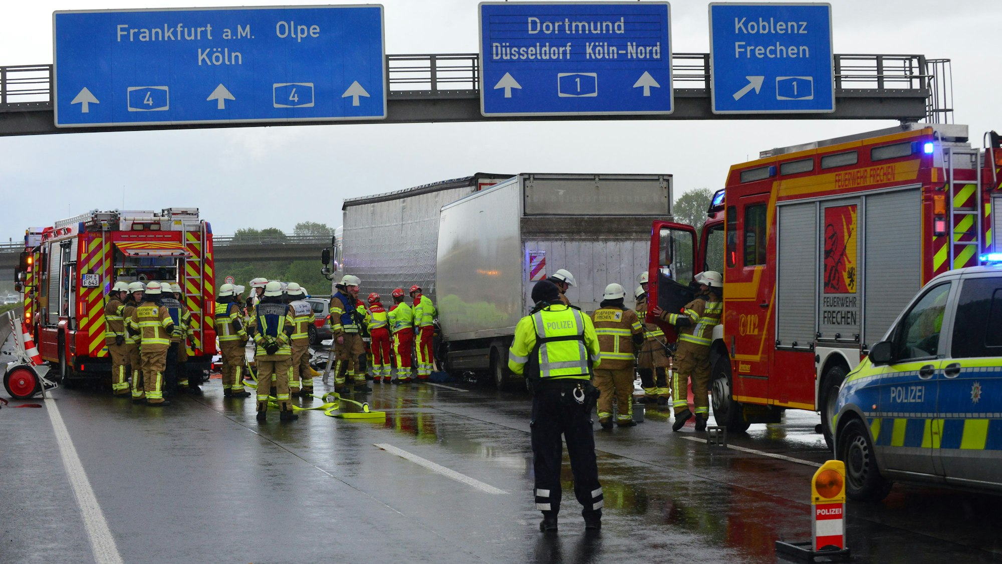 Einsatzkräfte von Polizei und Feuerwehr sowie Einsatzfahrzeug stehen auf der Autobahn, wo ein Transporter auf einen Lkw aufgefahren ist.
