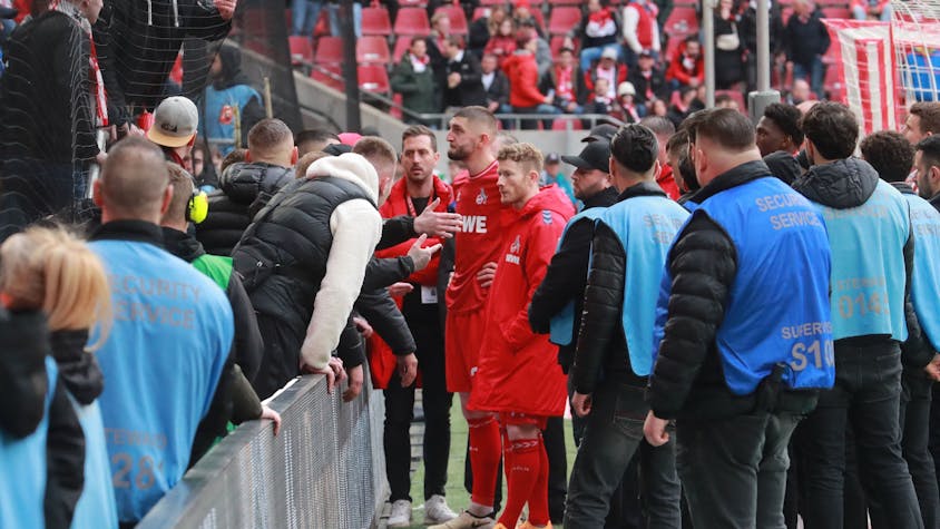 Fans des 1. FC Köln teilen ihren Ärger mit den PRofis des 1. FC Köln.








