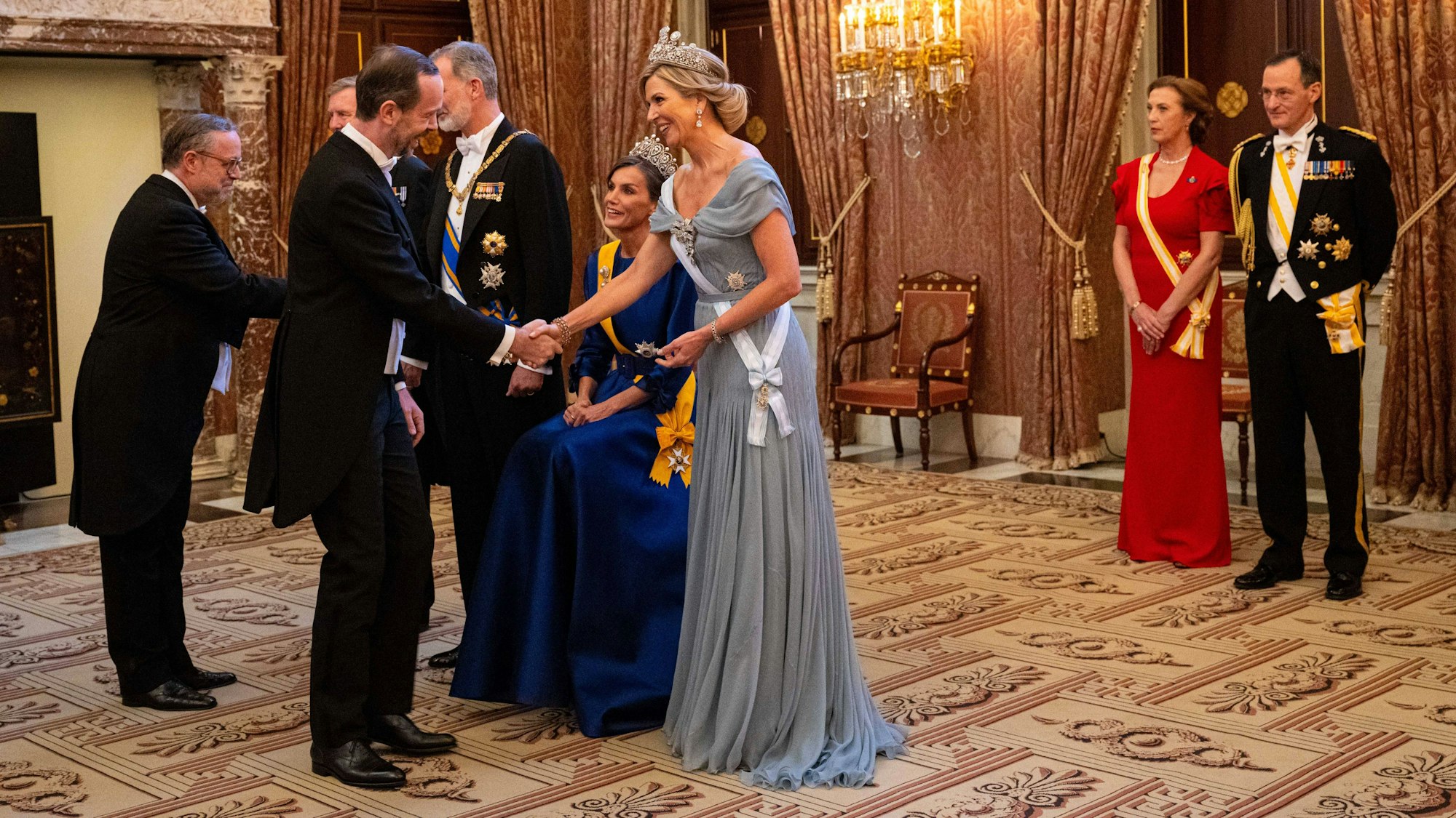 Königin Letizia (m), König Willem-Alexander (l), König Felipe VI (m) und Königin Maxima (r) bei der Begrüßung zum Staatsbankett.