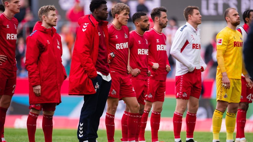 Die Kölner Spieler stehen nach der Partie vor der Fankurve.