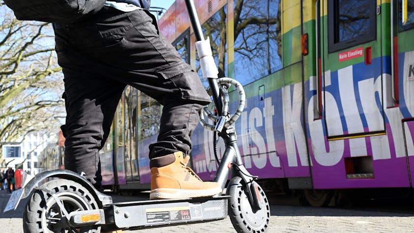 E-Scooter sind in KVB-Bussen und -Bahnen seit März verboten, Gelsenkirchen geht als erste Stadt noch weiter und verbietet die Roller vollständig. (Symbolbild)