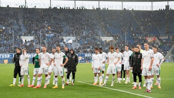 Borussia-Spieler vor der Gästekurve.