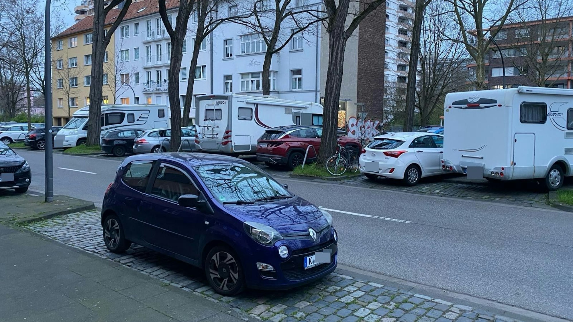 Wohnmobile parken in Köln.